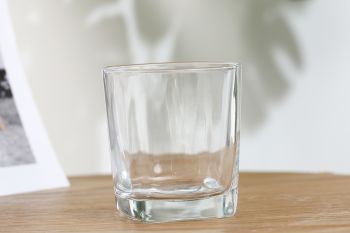 Ly thủy tinh Delites